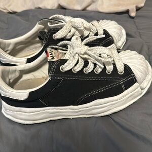 mmys Size 11 Black and white